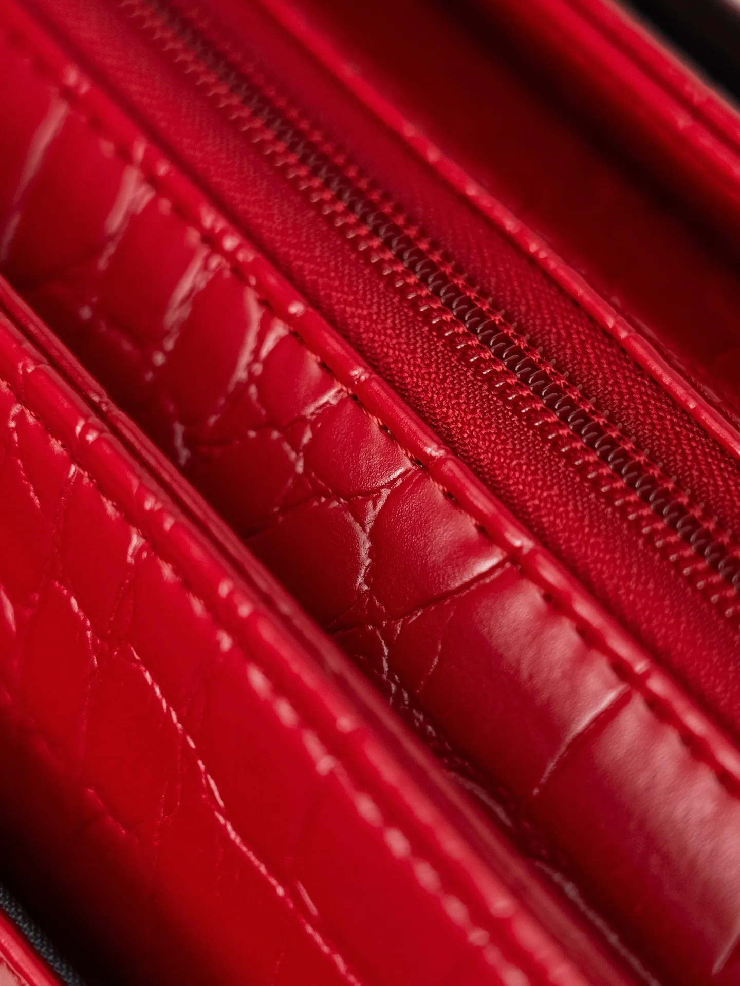 深みのあるレッドと