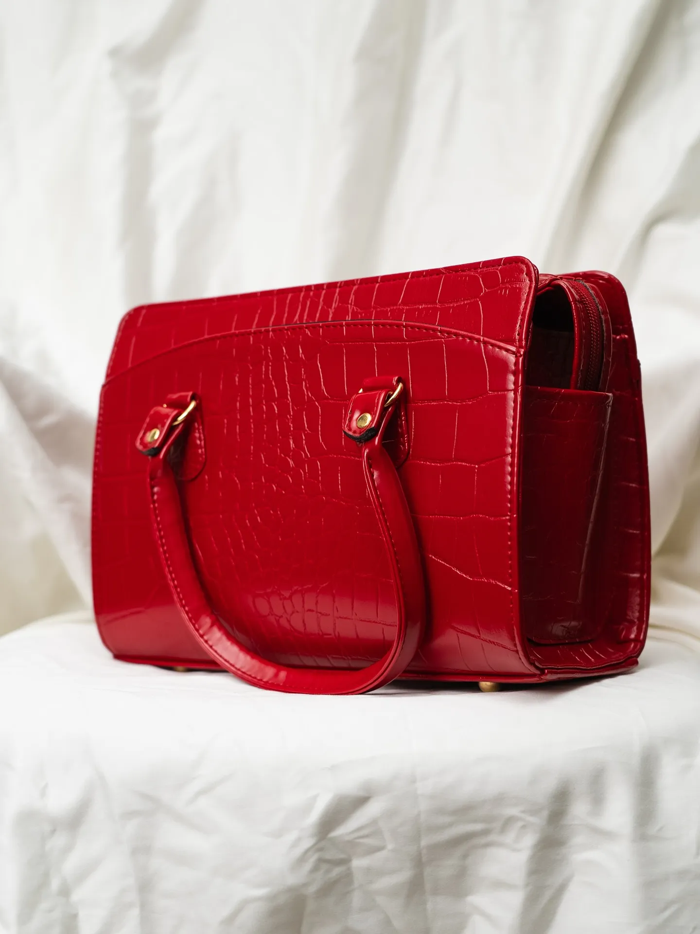 深みのあるレッドと